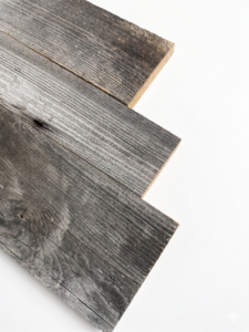 Vieilles planches de conifères courts